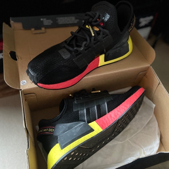 NMD R.1 V2 United Munich 5J 6.5W NEW - Picture 1 of 4